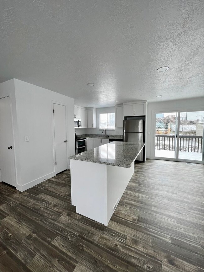 Foto del edificio - Beautiful remodeled 5 bed 2 bath home