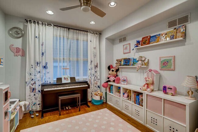 Building Photo - Evolve Real Estate: Meticulous Executive 4...
