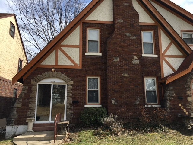 Frente de casa de dos familias - entradas independientes - 1358 Herlin Pl