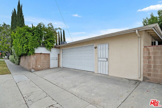 Building Photo - 465 N Kilkea Dr