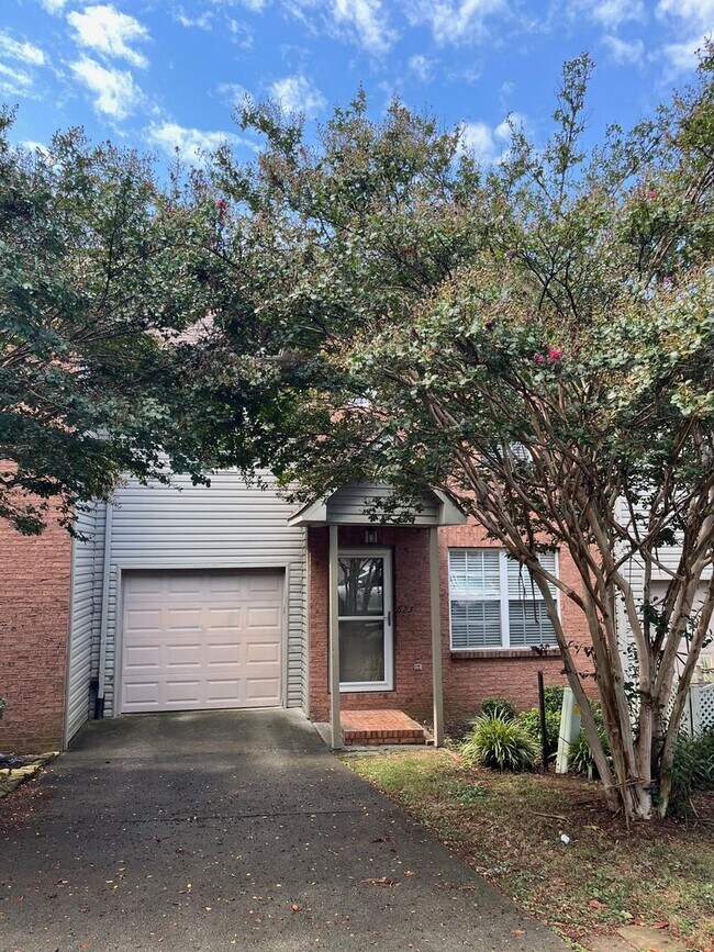 Foto del edificio - Knoxville 37923 - 2 bedroom, 2.5 Condo - Contact Kristie Hopwood (865) 233-6467