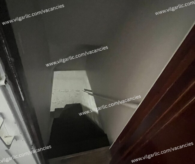Foto del edificio - 3 large bedrooms, 1 full bath home in Gary...