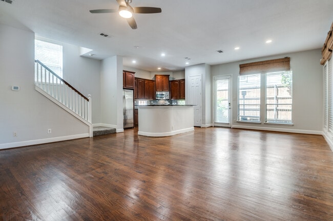 Building Photo - 909 City Side Ln