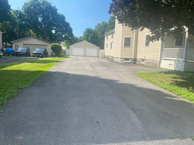 Building Photo - Extraordinary 6 bedroom 3 bath home with 2...