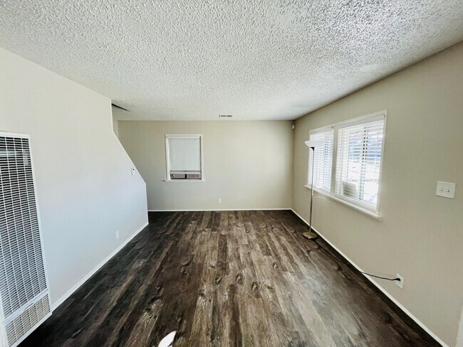 Foto del edificio - 44330 Heaton Ave