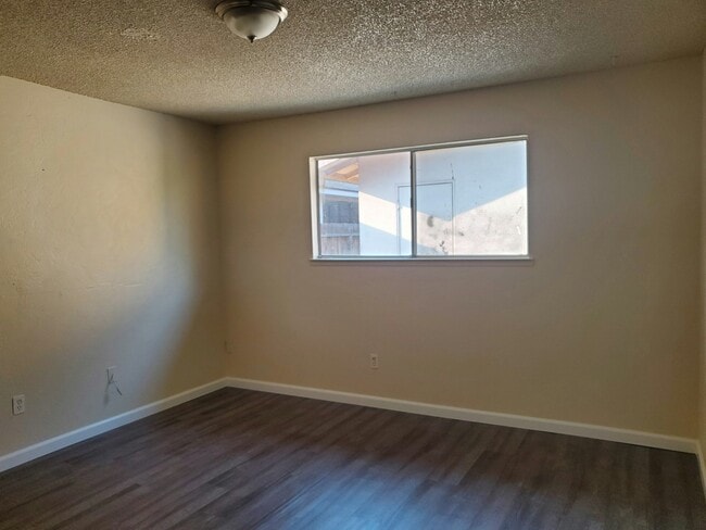 Building Photo - 3007 W Walnut Ave