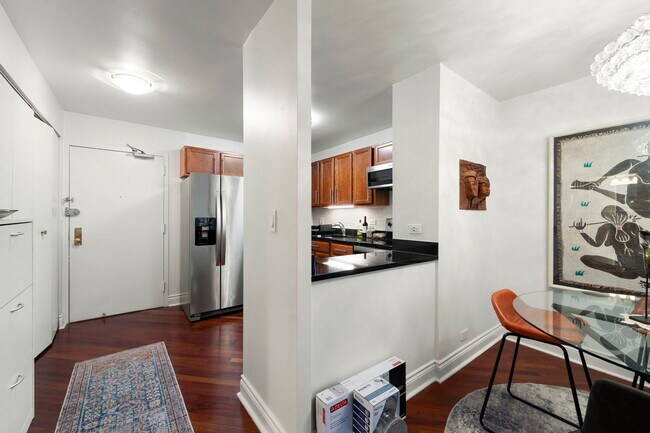 Foto del edificio - 222 E Pearson St