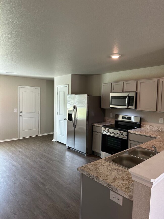 Foto del edificio - *Pre-leasing* Four Bedroom | Two Bath Home...