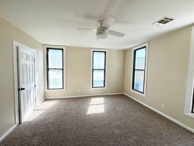 Building Photo - 4 bedroom on a large corner lot in Hewitt!