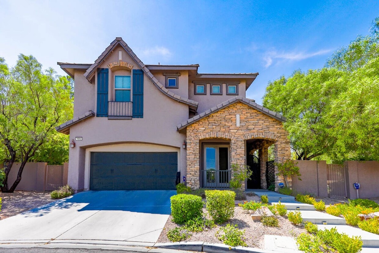 Foto principal - Summerlin Vistas Pool Home w/ Bed and Bath...