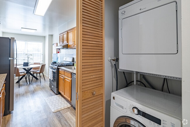 2BR, 2BA - 1,150SF - Laundry - Green Plaza