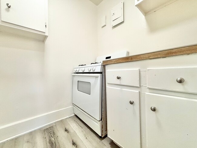 Foto del edificio - 14375 Chatsworth Dr. San Fernando, CA 91340