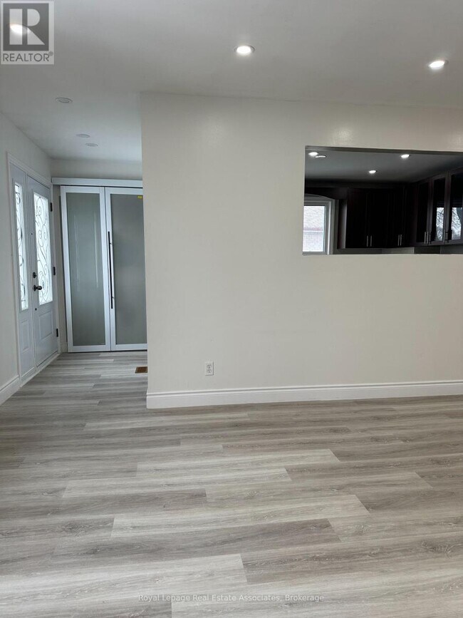 Building Photo - 25 Ashwood Crescent