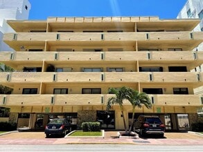 Building Photo - 2924 Collins Ave