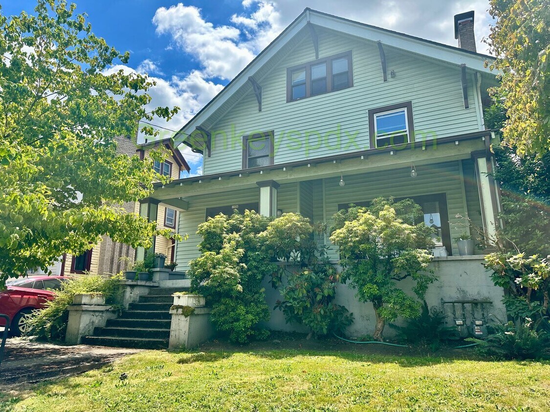 Foto principal - Gorgeous Top Level of Huge Craftsman House!