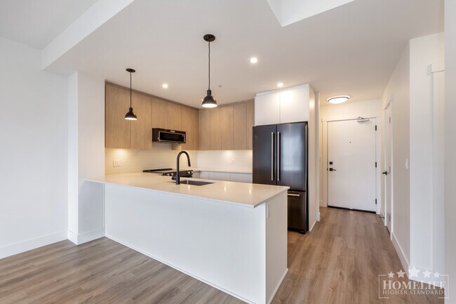 Photo du bâtiment - Modern 3 Bed 2 Bath Condo in Montrose Square with AC Parking and Transit Access