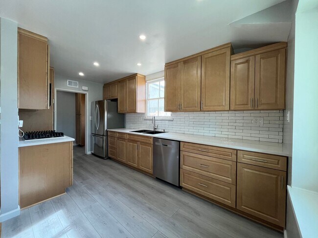 Foto del edificio - Upgraded 3+2 in Canoga Park w/central HVAC, wood floors + appliances!