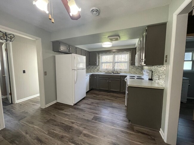 Building Photo - Three Bedroom Home in Gobles