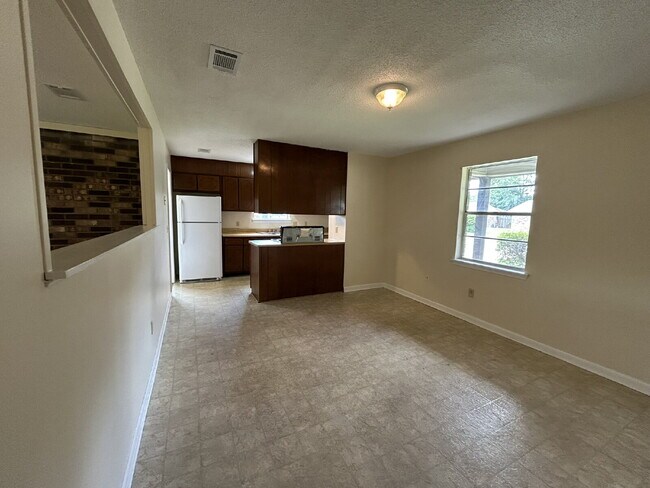 Building Photo - Home For Rent