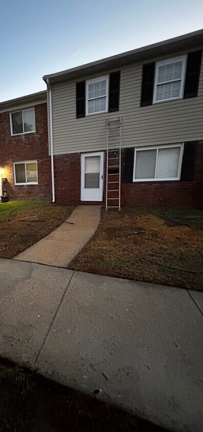 Primary Photo - 813 S Grosvenor Ct