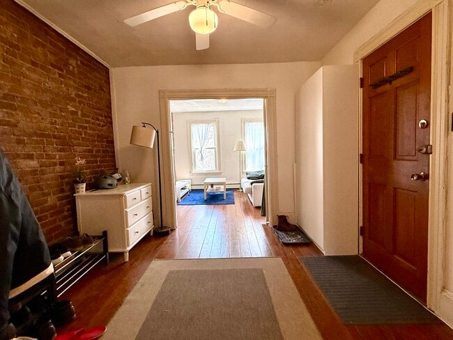 Building Photo - 18 Mead St