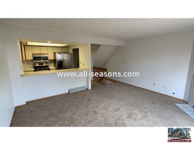 Building Photo - Southeast Townhome Close to Bases!