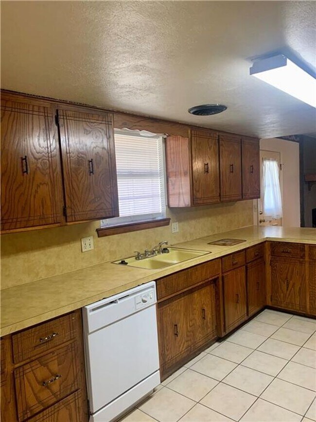 Foto del edificio - Charming Home with Open Kitchen, Fireplace & 2-Car Garage