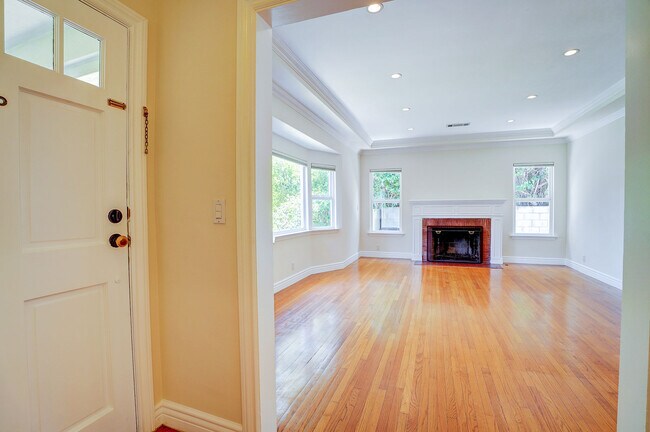 Entry to living room - 10450 Ilona Ave