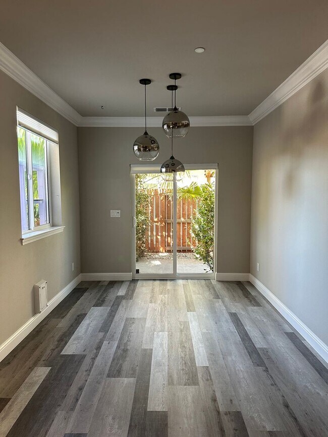 Foto del edificio - LARGE FOUR BEDROOM HOME IN SALT CREEK