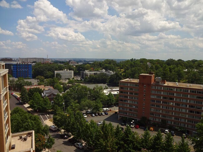 Foto del edificio - 1BD/1.5BA | Potomac Views & Metro Steps Away
