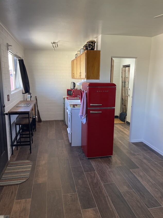Classic kitchenette - 453 W Hackney Hill Rd