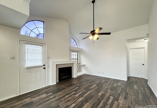 Foto del edificio - 6311 Village Cliff