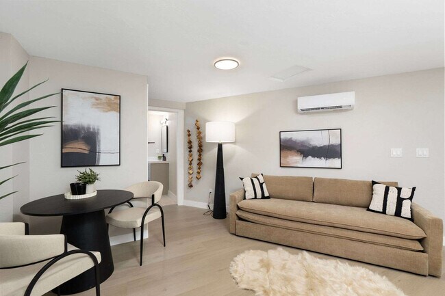 Foto del edificio - 8350 E Pinchot Ave