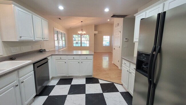Foto del edificio - Bright and spacious 3BR/2ba in Lindley Park!