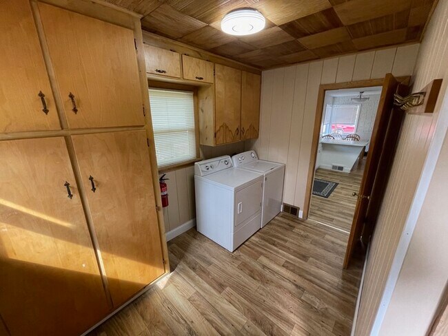 Building Photo - Newly renovated, pristine 4 bedroom house