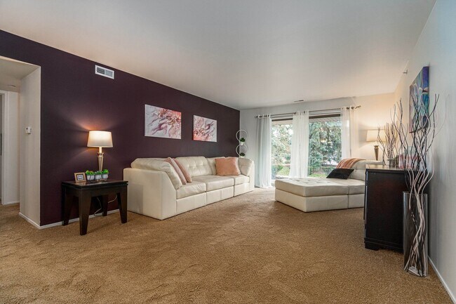 Amplia sala de estar en Prentiss Pointe Apartments en Harrison Township, MI - Prentiss Pointe Apartments