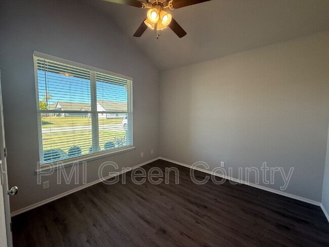 Foto del edificio - 7427 S Walnut Ave