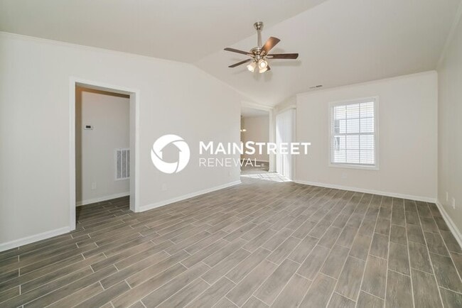 Building Photo - 3 Bedroom Pet-Friendly Home in KNOXVILLE, TN with Main Street Renewal