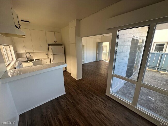 Foto del edificio - 2 br, 1 bath Triplex - 440 Rosecrans Ave A...