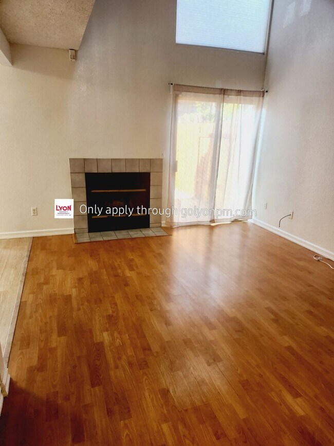 Foto del edificio - Spacious Townhome - Available 11/15/2024!