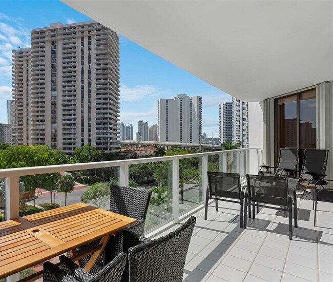 Foto del edificio - 19500 Turnberry Way
