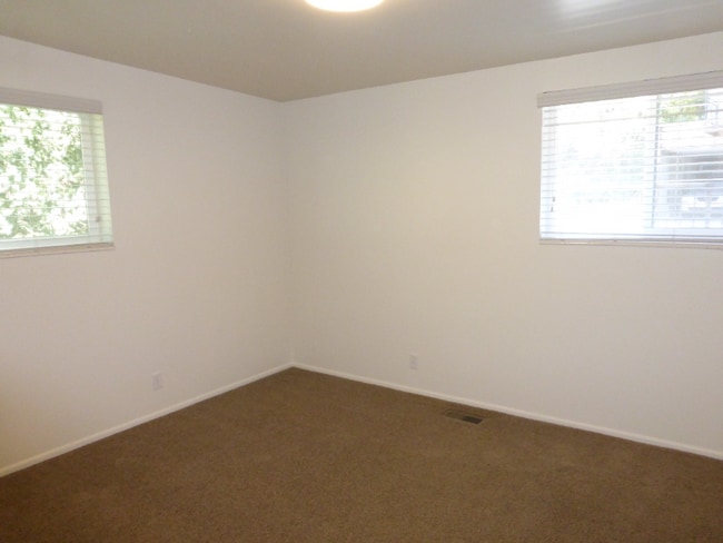 Building Photo - 475 N St E