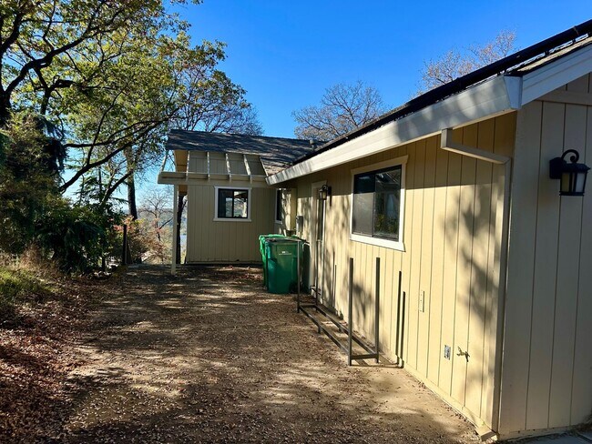 Foto del edificio - Beautiful 4-Bedroom Home with Stunning Vie...