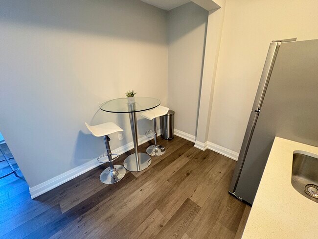 Building Photo - Furnished Unit In Small 6 Unit Building