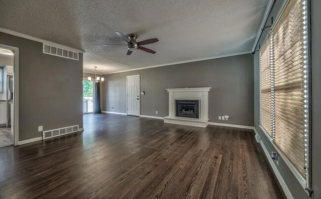 Foto del edificio - 8608 Maple Ave