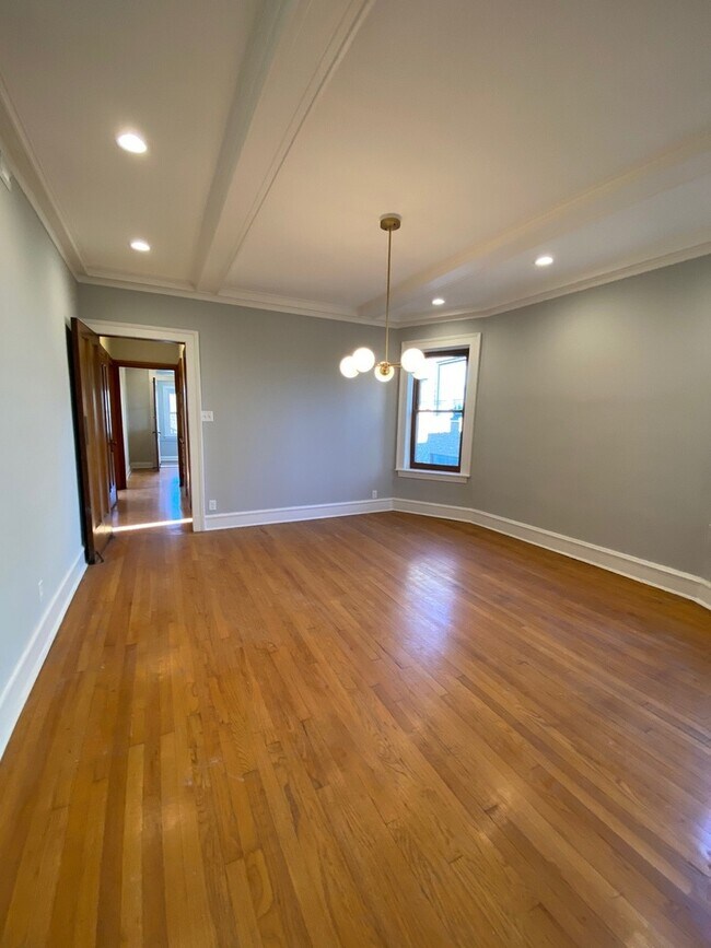 Building Photo - 1475 W Farragut Ave