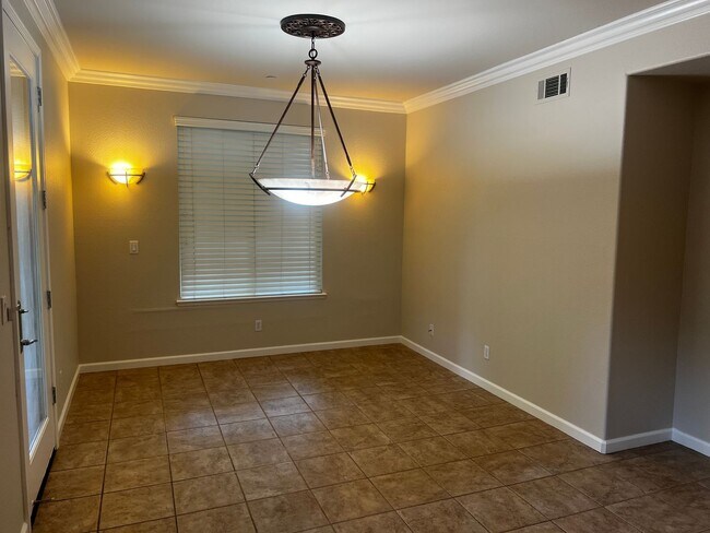 Foto del edificio - Large, Beautiful Shadow Lakes Home in Court Location