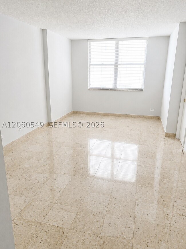 Foto del edificio - 6039 Collins Ave