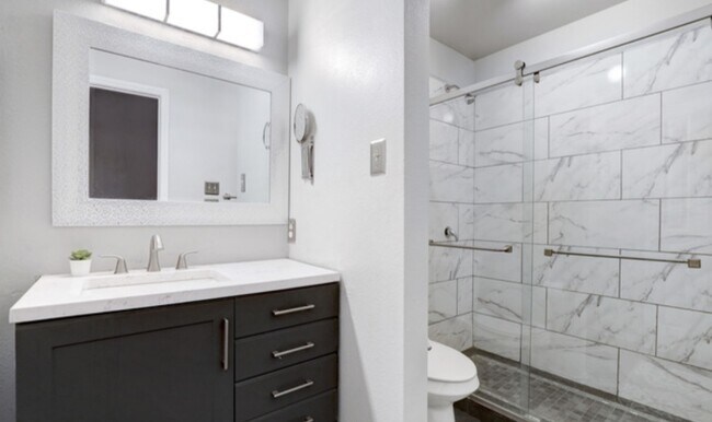Full Bathroom - 11610 Vance Jackson