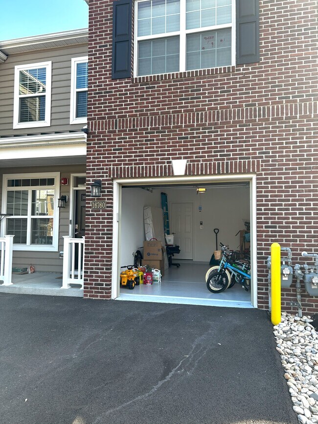 Building Photo - 16760 River View Cir